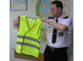 policja_kamizelki_rozdaje