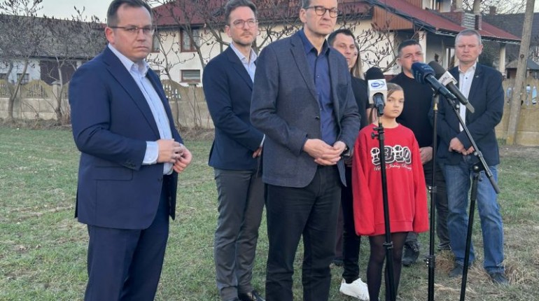 Mateusz Morawiecki w Sieradzu. Wcześniej spotkał się z rolnikami w gospodarstwie koło Wróblewa