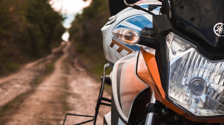 Pijany motocyklista pędził przez Szadek. Jechał 106 km/h w terenie zabudowanym